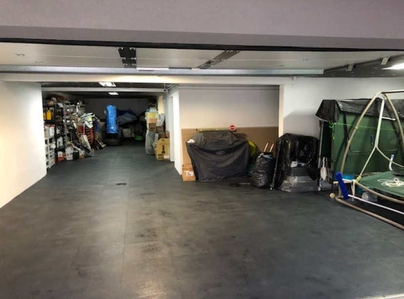 Garage / Sous-Sol de 130 m² en Dalles PVC GE50